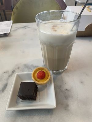 Mini Sachertorte and tartlet  at Nepá in Milan