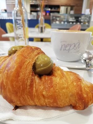Croissant pistachio at Nepá in Milan