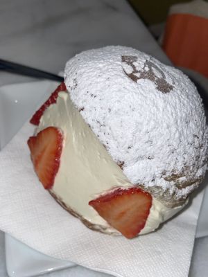 Maritozzi with Strawberry  at Nepá in Milan