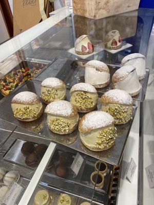 23/07/2023, merenda - panoramica della vetrina 2  at Nepá in Milan