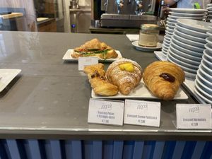 23/07/2023, merenda - panoramica della vetrina 3  at Nepá in Milan