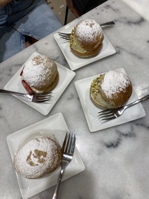 23/07/2023, merenda - i MARITOZZI: al pistacchio (in alto e a sx), normale (basso) e alle fragole  at Nepá in Milan