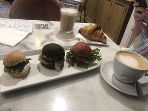 Tri buns   at Nepá in Milan