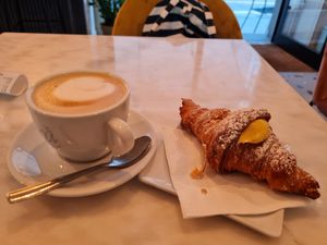 Cappuccino and cream croissant at Nepá in Milan