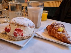 Maritozzo and cream croissant,  chai latte and orange juice at Nepá in Milan