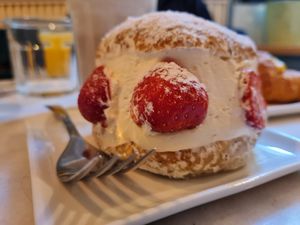 Maritozzo with strawberries at Nepá in Milan
