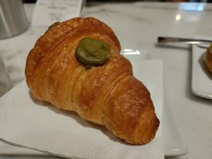 Pistachio croissant at Nepá in Milan