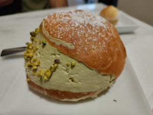 Pistachio cream bun at Nepá in Milan