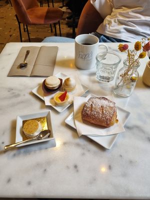 Cheese cake, pain, custard cake, macro and lemon merengue at Nepá in Milan