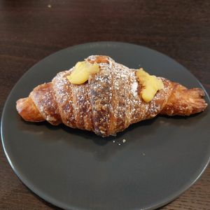 Cornetto crema pasticceria at Nepá in Milan