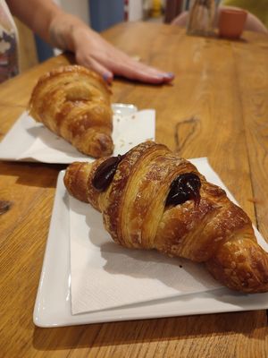 Brioche con marmellata di frutti rossi e con crema di nocciole (impasto pazzesco!) at Nepá in Milan