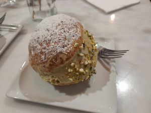 Pistachio maritozzo at Nepá in Milan