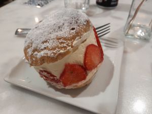 Strawberry maritozzo at Nepá in Milan