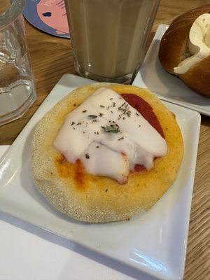 Pizzetta pomodoro e mozzarella   at Nepá in Milan