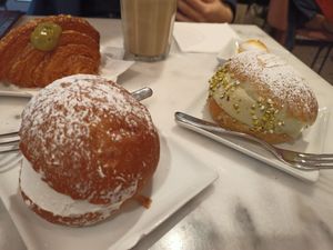 Maritozzi and croissant at Nepá in Milan