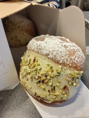 Vegan pistacchio maritozzo 😍 at Nepá in Milan