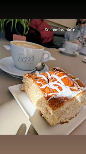 Oat cappuccino and cinnamon bun at Nepá in Milan