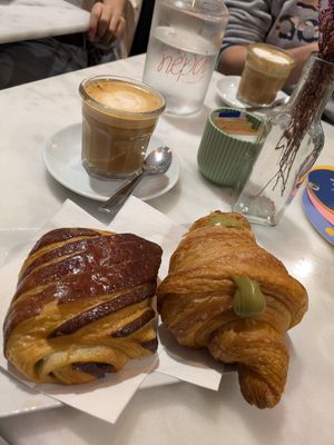 Flat whites, pain au chocolate and pistachio brioche at Nepá in Milan