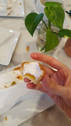 Small lemon curd and merengue pie at Nepá in Milan