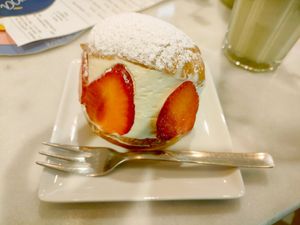 Maritozzo alle fragole - wonderfully creamy at Nepá in Milan