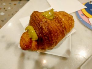Cornetto al pistacchio at Nepá in Milan
