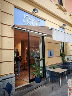 outdoor seats at Nepá in Milan