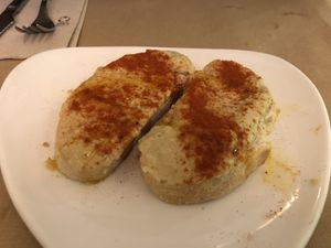 Tostada de hummus para picar at Viva Chapata in Madrid