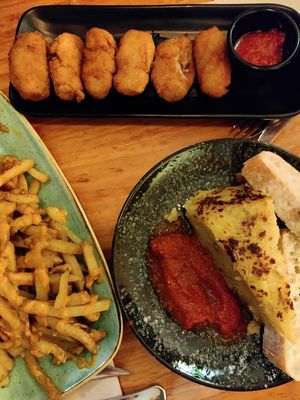 Croquetas de boletus, pincho de tortilla y patatas con mojo at Viva Chapata in Madrid