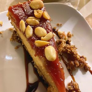 Tarta casera de cacahuete y fresa at Viva Chapata in Madrid