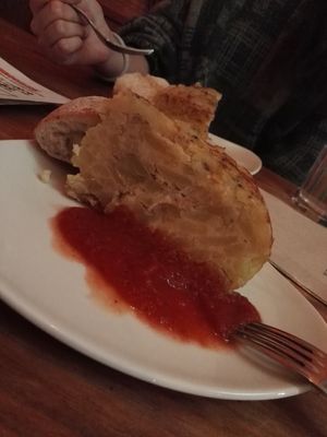 Tortilla de patatas vegana at Viva Chapata in Madrid