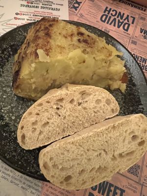 Brutal!! Local pequeñito y súper acojedor. Yo voy en silla de ruedas y el trato ha sido inmejioable. 100% recomendable. Tapeo Vegano Rules!!   at Viva Chapata in Madrid