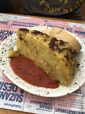 torta de patas, una torta di patate e cipolle in un locale alla mano molto carino e accogliente, hanno anche torte deliziose!  at Viva Chapata in Madrid