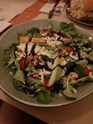 Ensalada at Viva Chapata in Madrid