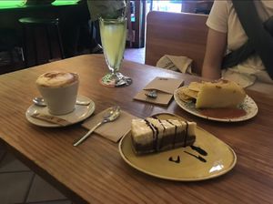 Limonada, pintxo de tortilla, cappuccino con leite de soia e tarta de dous chocolates  at Viva Chapata in Madrid