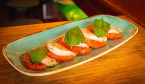 Ensalada de ¨mozarella¨
¨Mozarella¨Salad
 at Viva Chapata in Madrid