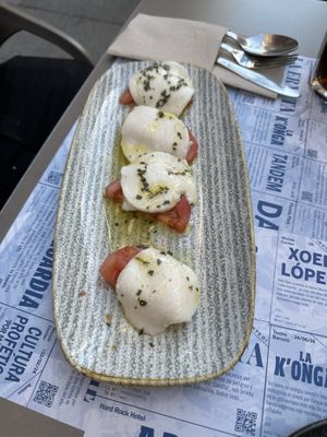 Ensalada caprese  at Viva Chapata in Madrid