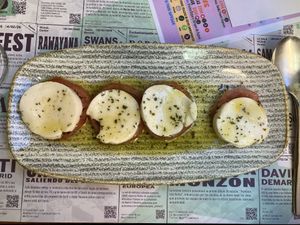 Ensalada caprese  at Viva Chapata in Madrid