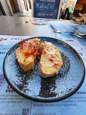 Aperitivo de humus at Viva Chapata in Madrid