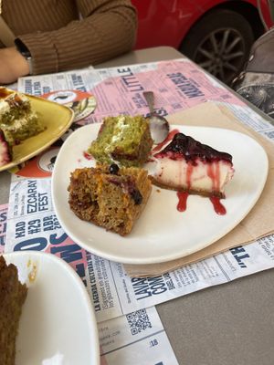 Porciones de tartas de queso, espinacas y zanahoria  at Viva Chapata in Madrid