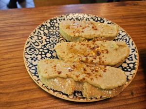 Bread with hummus at Viva Chapata in Madrid