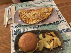 Calzone und Burger  at Viva Chapata in Madrid