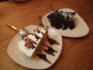 Tartas de zanahoria y chocolate veganas at Viva Chapata in Madrid