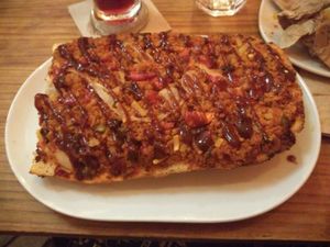 Pizza barbacoa vegana at Viva Chapata in Madrid