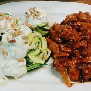 Seitán a la barbacoa con tallarines de calabacín  at Viva Chapata in Madrid