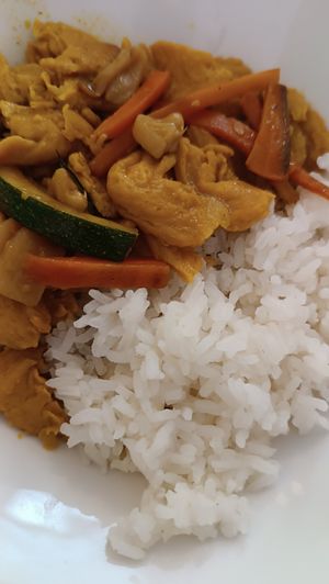 Curry con arroz muy seco y sin mucho sabor at Viva Chapata in Madrid