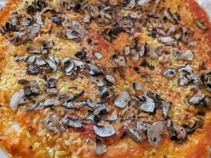 Vegan Pizza fungi at L'Osteria in Salzburg