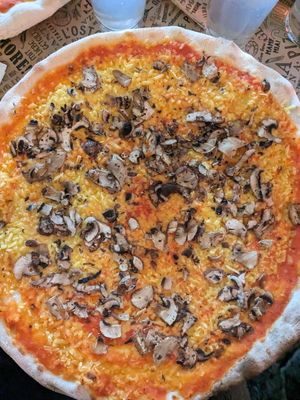 Vegan Pizza fungi at L'Osteria in Salzburg