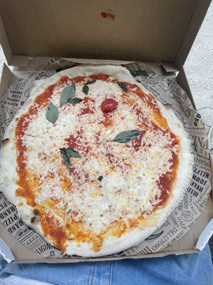 Pizza Margherita mit veganem Mozzarella  at L'Osteria in Salzburg