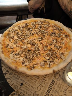 Pizza Fungi in vegan 🌱 at L'Osteria in Salzburg