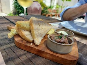 Pão caseiro com patê de cogumelos e manteiga de amêndoa at Flores do Cabo Colares in Colares